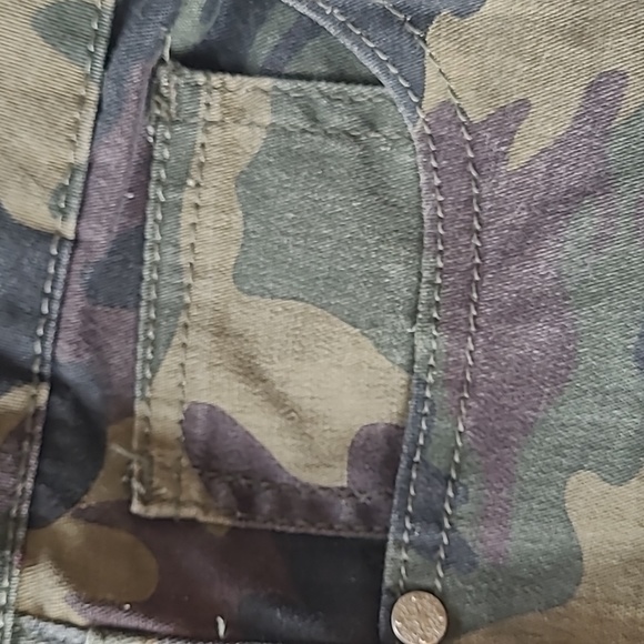 VIP Women's Camo Jean's - Picture 3 of 7